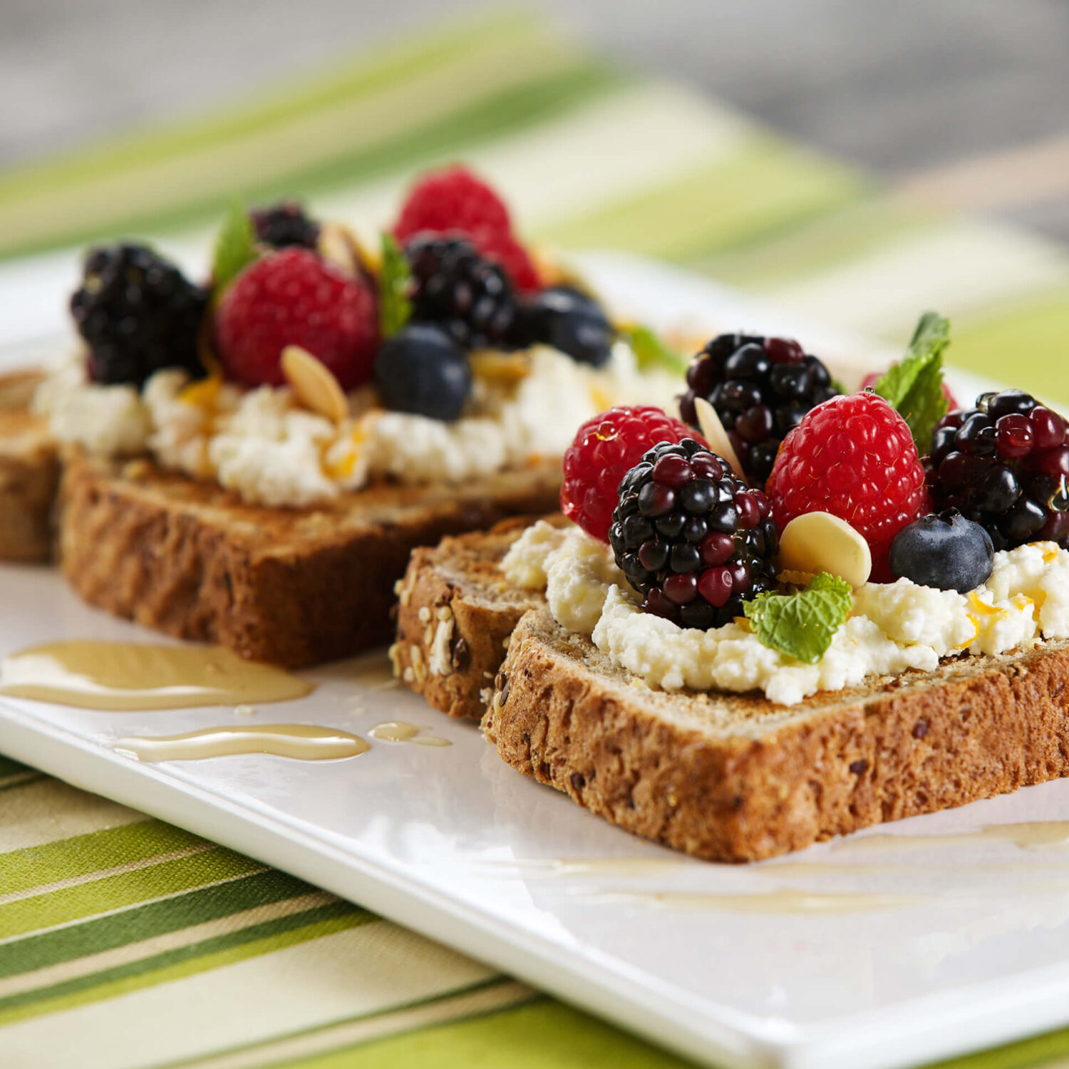 roties au pain country harvest et petits fruits sur assiette