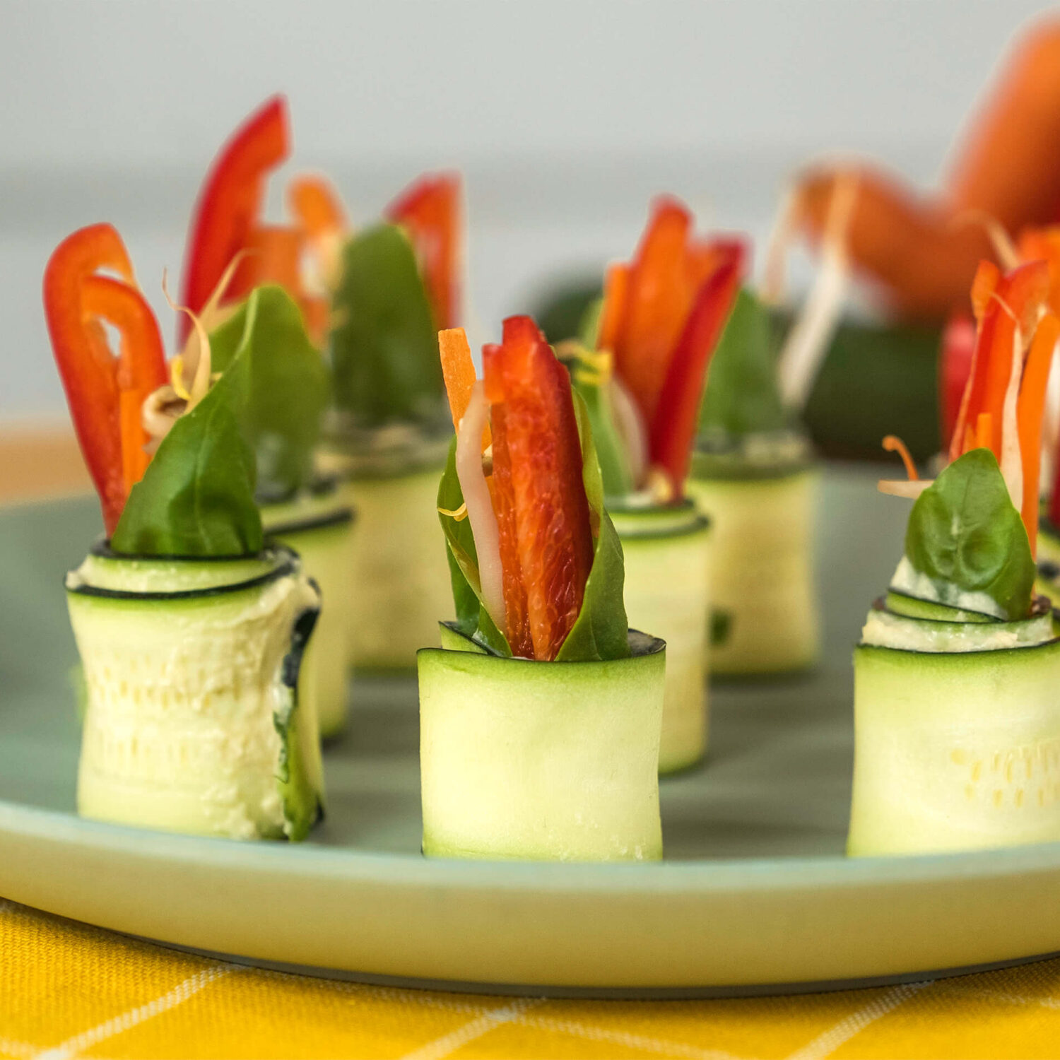 roulés de légumes croquants sur assiette grise