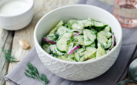 salade de concombre et sauce au yogourt dans bol