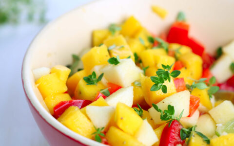 bol de salade de mangue et courgette