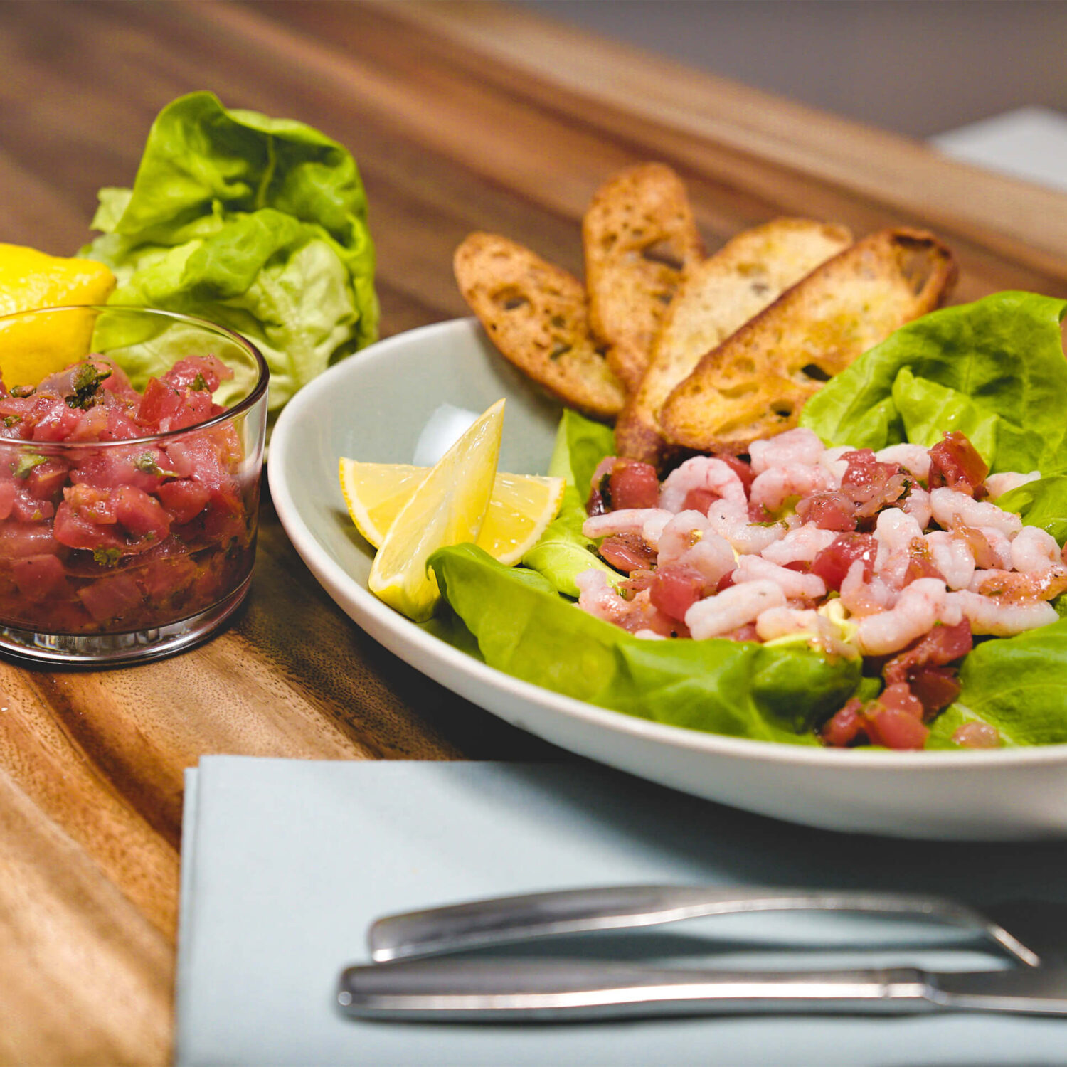 salade de crevettes et petit pain et bruschetta