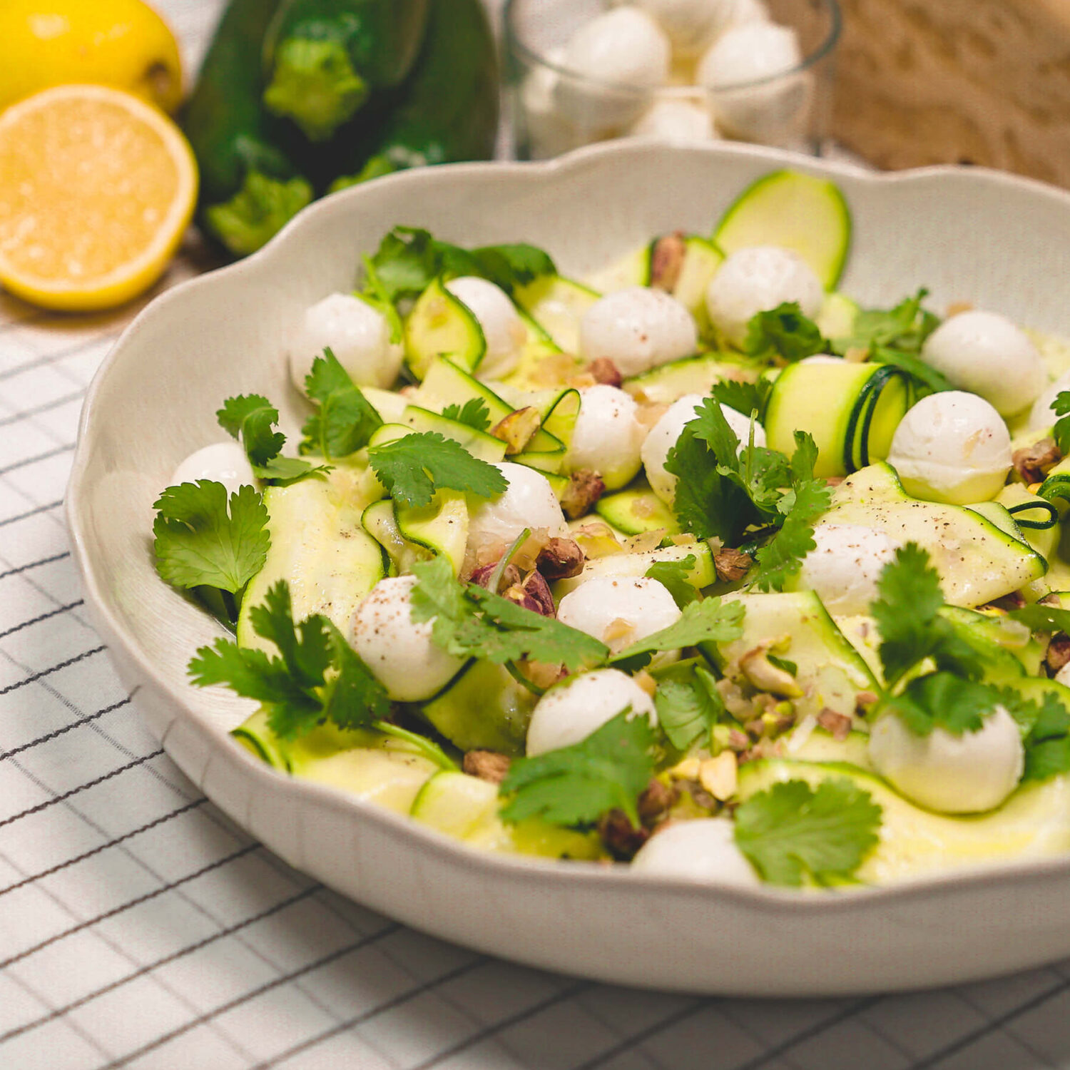 salade de courgettes bocconcini et citron dans plat blanc