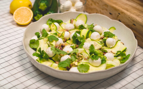 salade de courgettes bocconcini et citron dans plat blanc