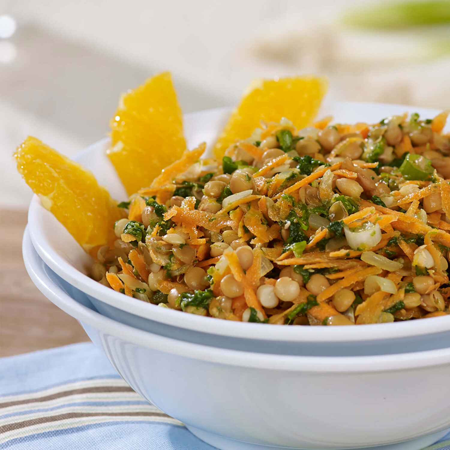 salade de lentilles et carottes râpées dans petit bol