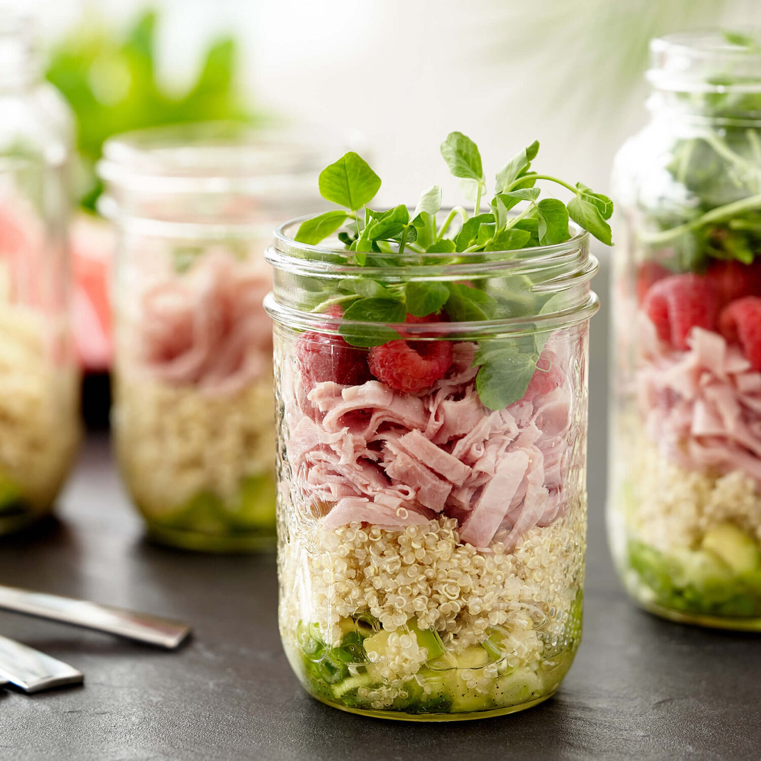 salade jambon quinoa dans pots en verre