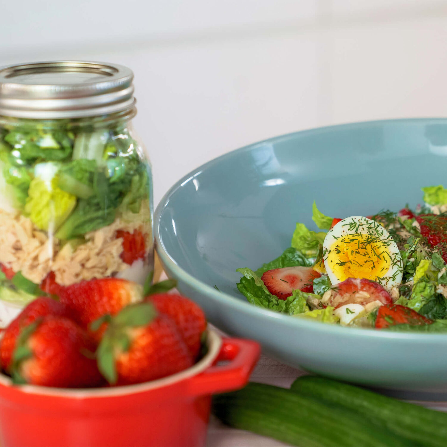 salade ouefs et fraise dans un pot et dans une assiette