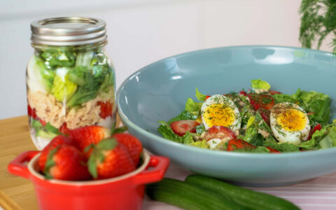 salade ouefs et fraise dans un pot et dans une assiette