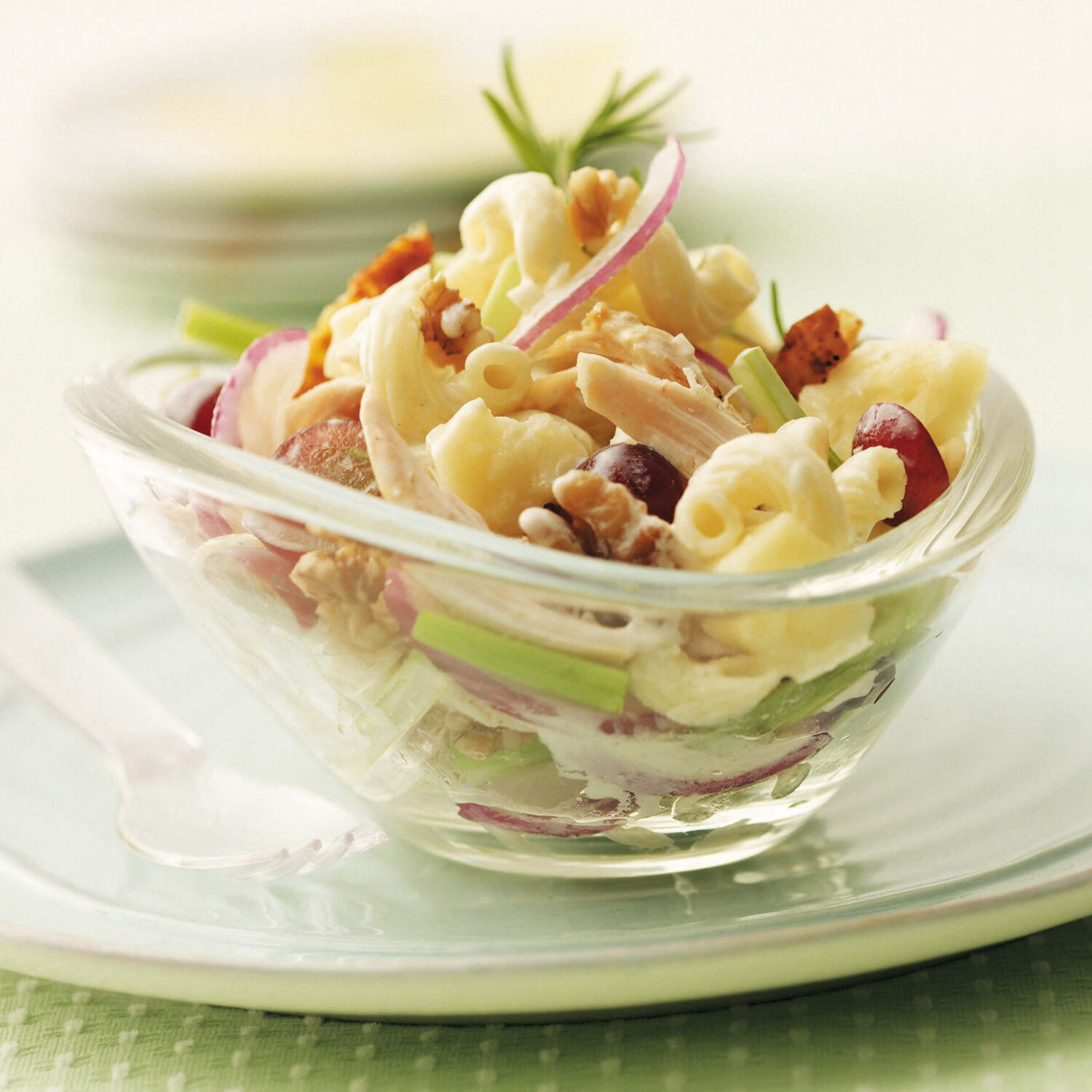 salade de pâtes californienne au poulet dans petit bol