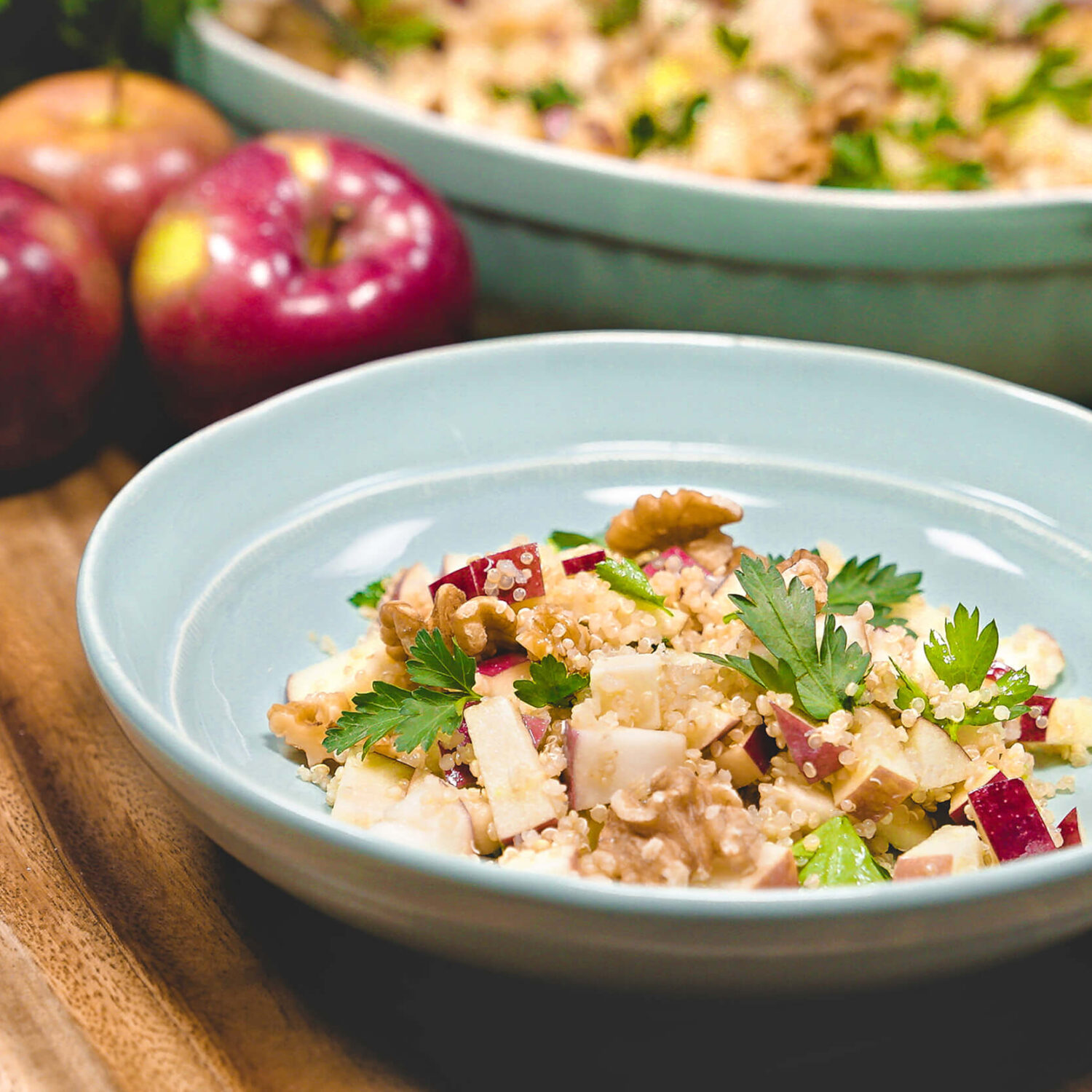 salade de quinoa et pommes dans assiette bleu