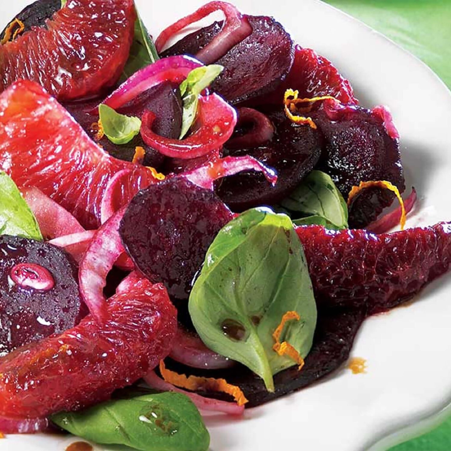 salade de betteraves et d'oranges dans assiette