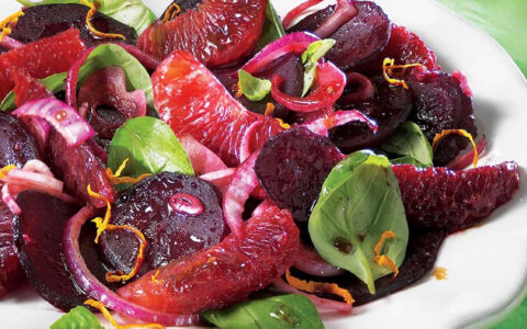 salade de betteraves et d'oranges dans assiette