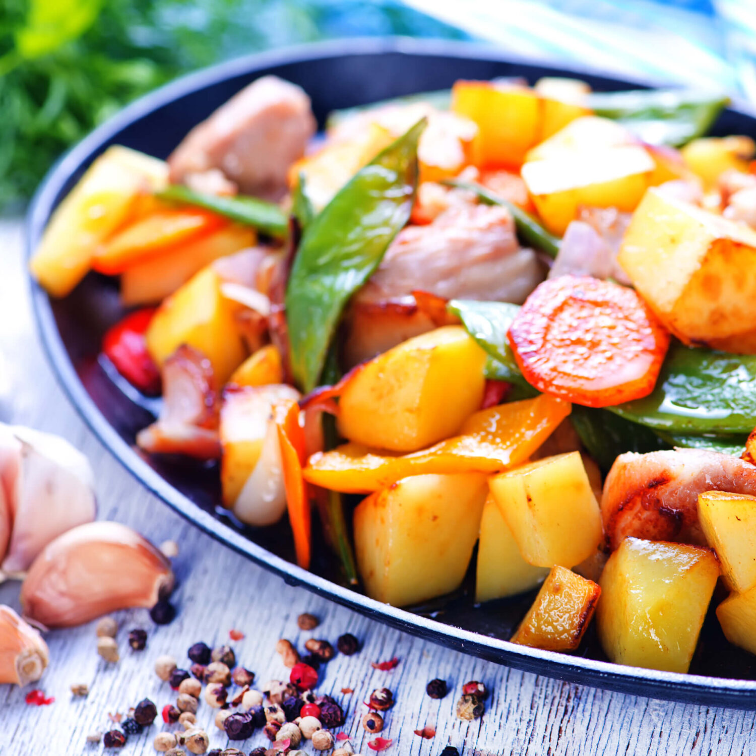 sauté de poulet aux pommes et au gingembre dans un plat