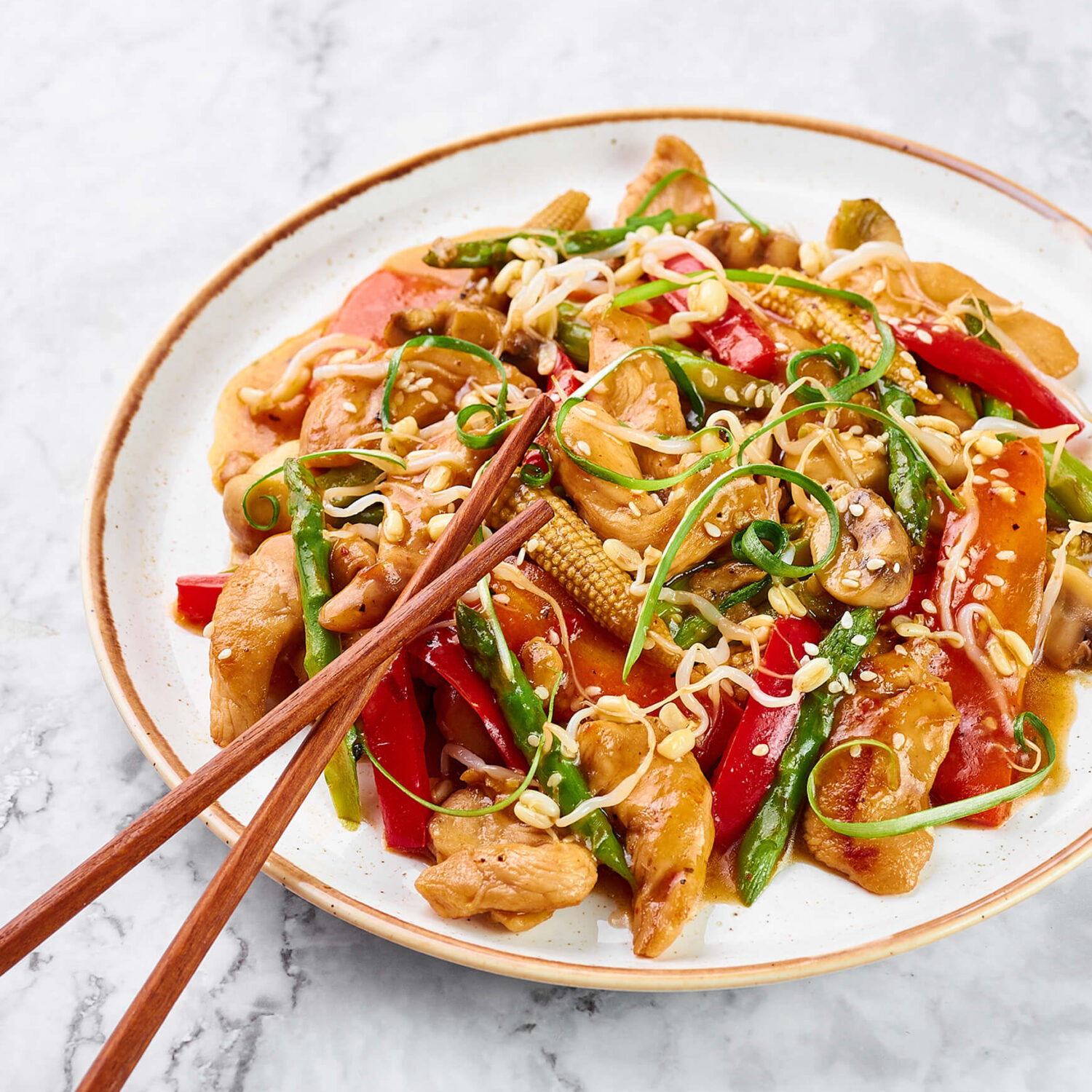 sauté printanier au poulet et aux asperges dans une assiette