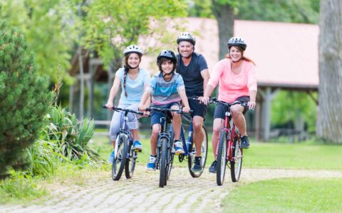 famille en vélo dans un parc