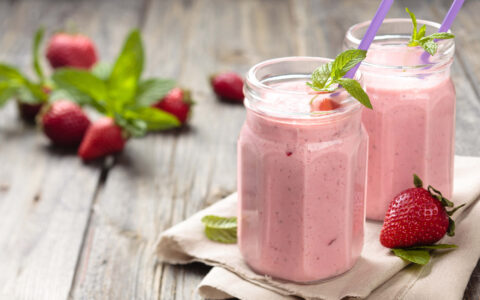 smoothie aux fraises dans pot de verre
