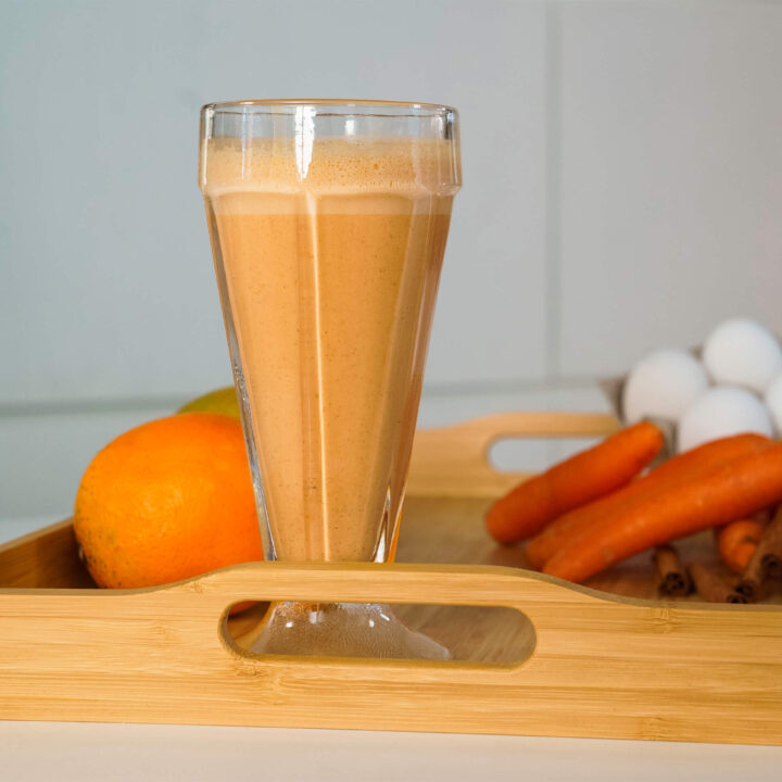 smoothie carottes orange sur plateau de bois