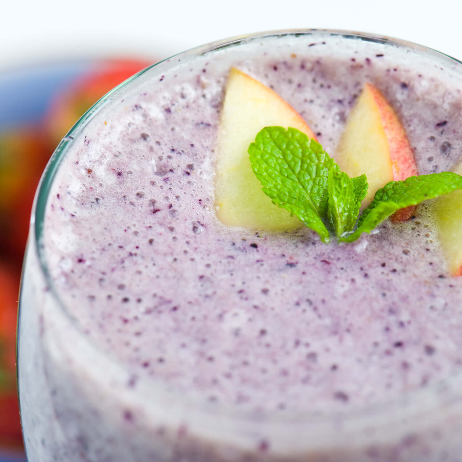 smoothie aux bleuets et tranches de pomme dans un verre