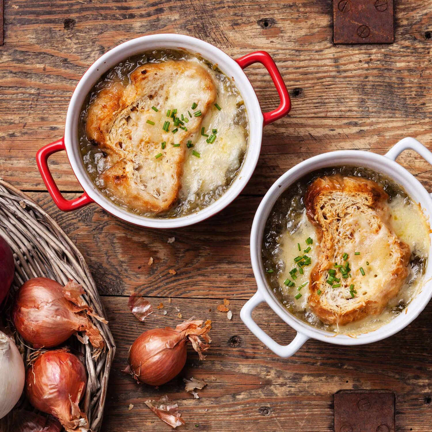 soupe à l'oignon dans petits pots et oignon