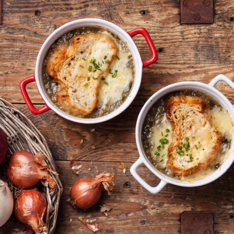 soupe à l'oignon dans petits pots et oignon
