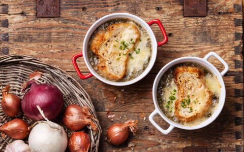 soupe à l'oignon dans petits pots et oignon