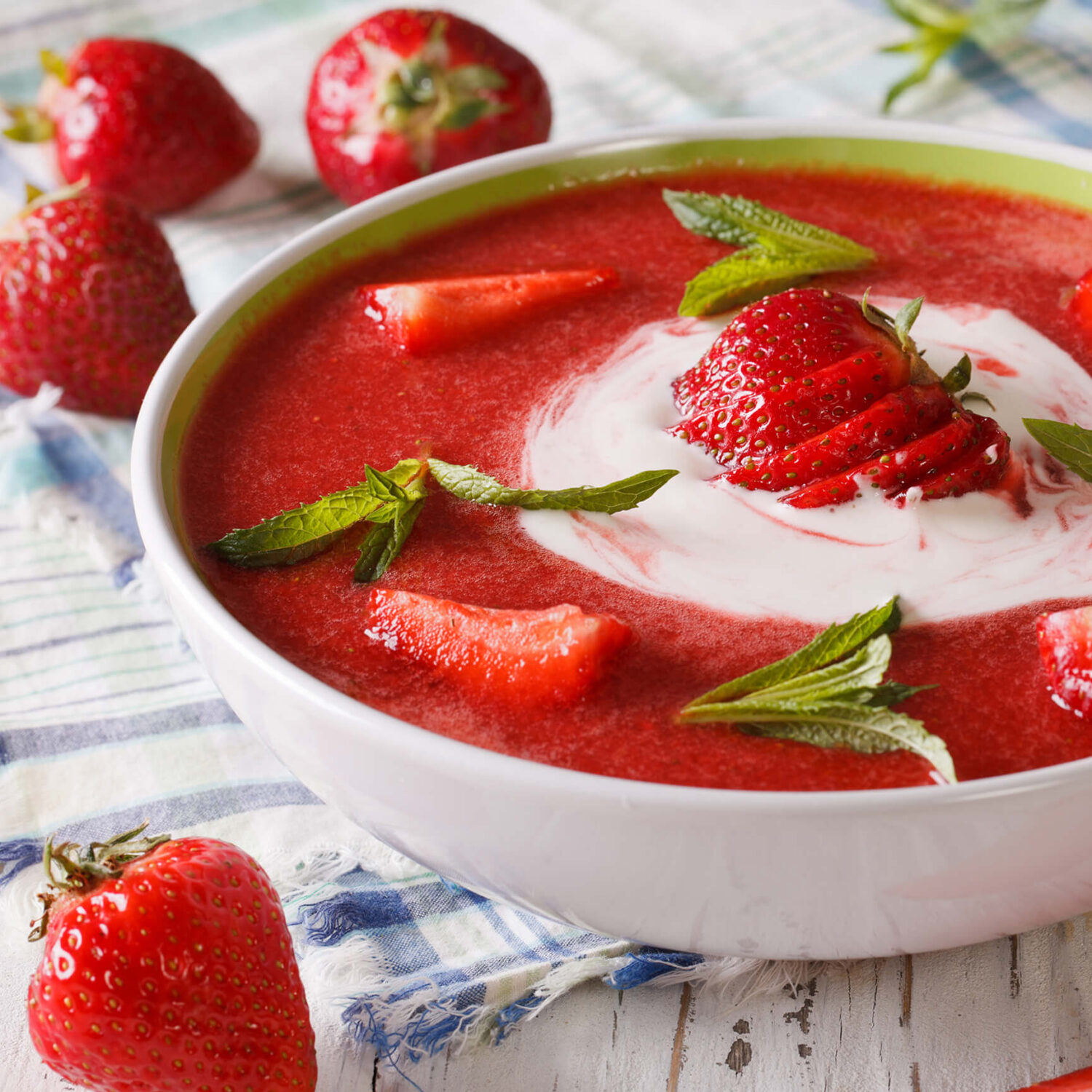 soupe de fraise dans bol blanc