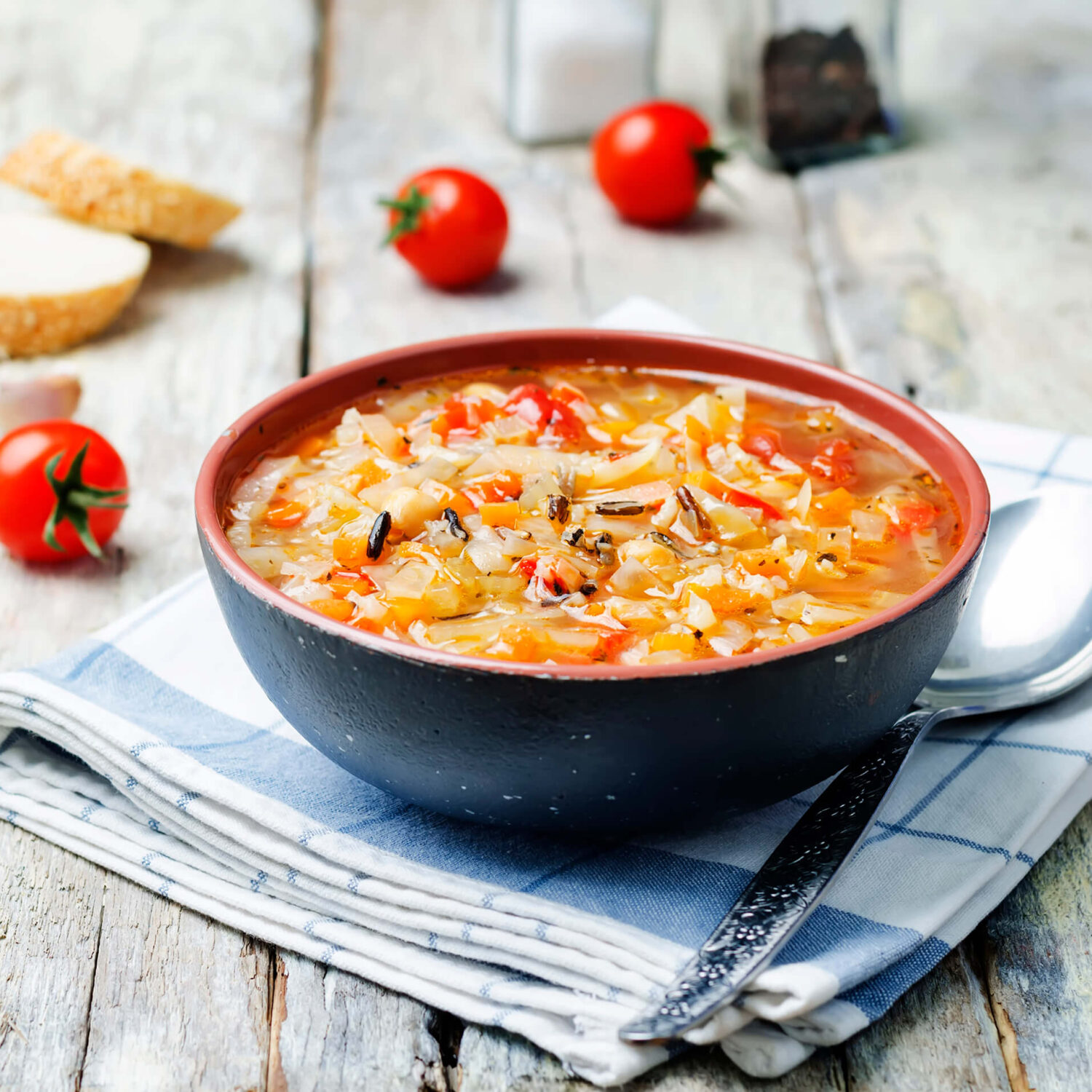 bol de soupe aux légumes et au riz sauvage sur serviette