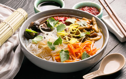 bol de soupe aux nouilles et légumes