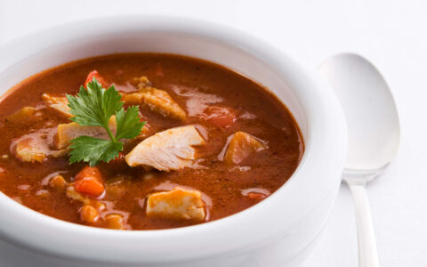 bol de soupe au poulet et légumes
