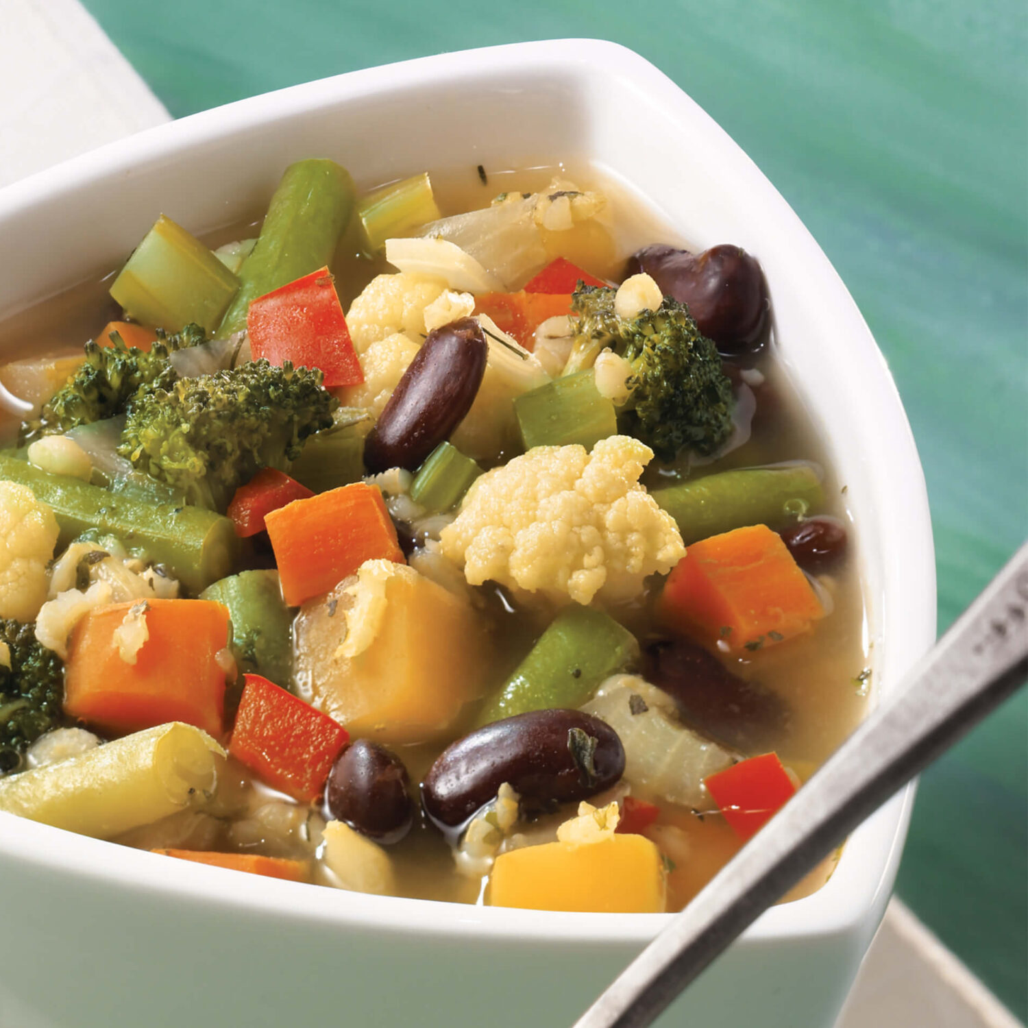 bol de soupe de légumes