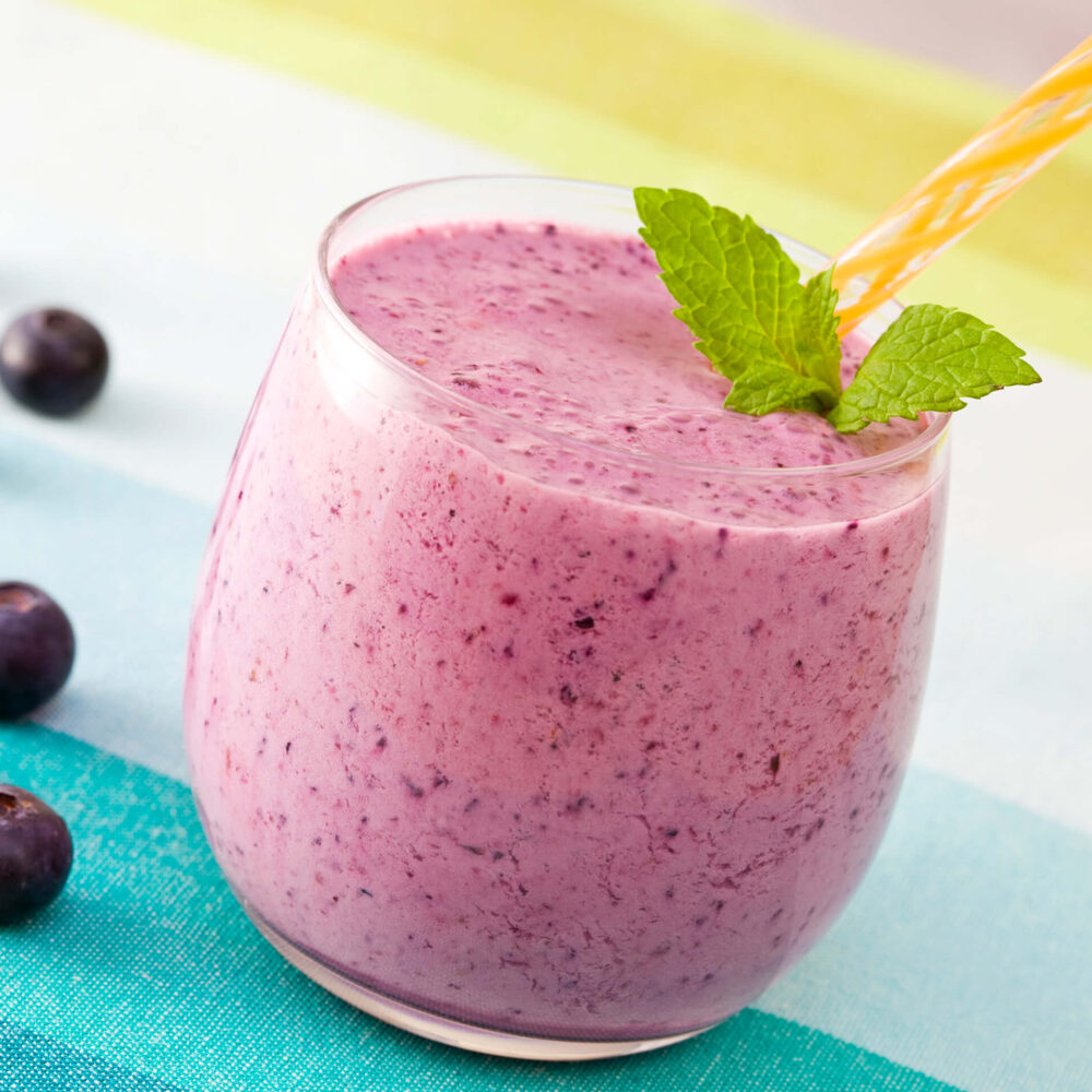 verre de soyajus frappé et bleuets