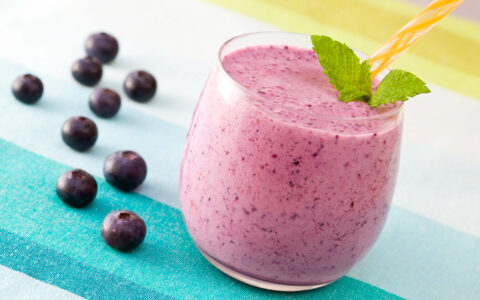 verre de soyajus frappé et bleuets