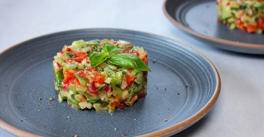 tartare-de-legumes-du-jardin tartare de légumes du jardin dans assiette bleu
