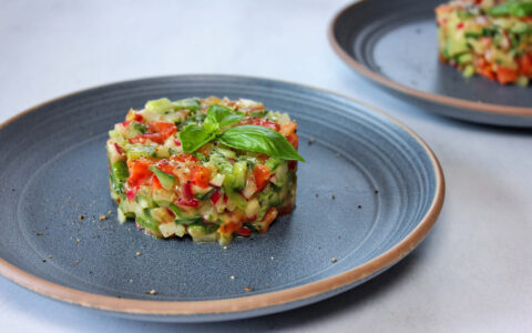 tartare de légumes du jardin dans assiette bleu