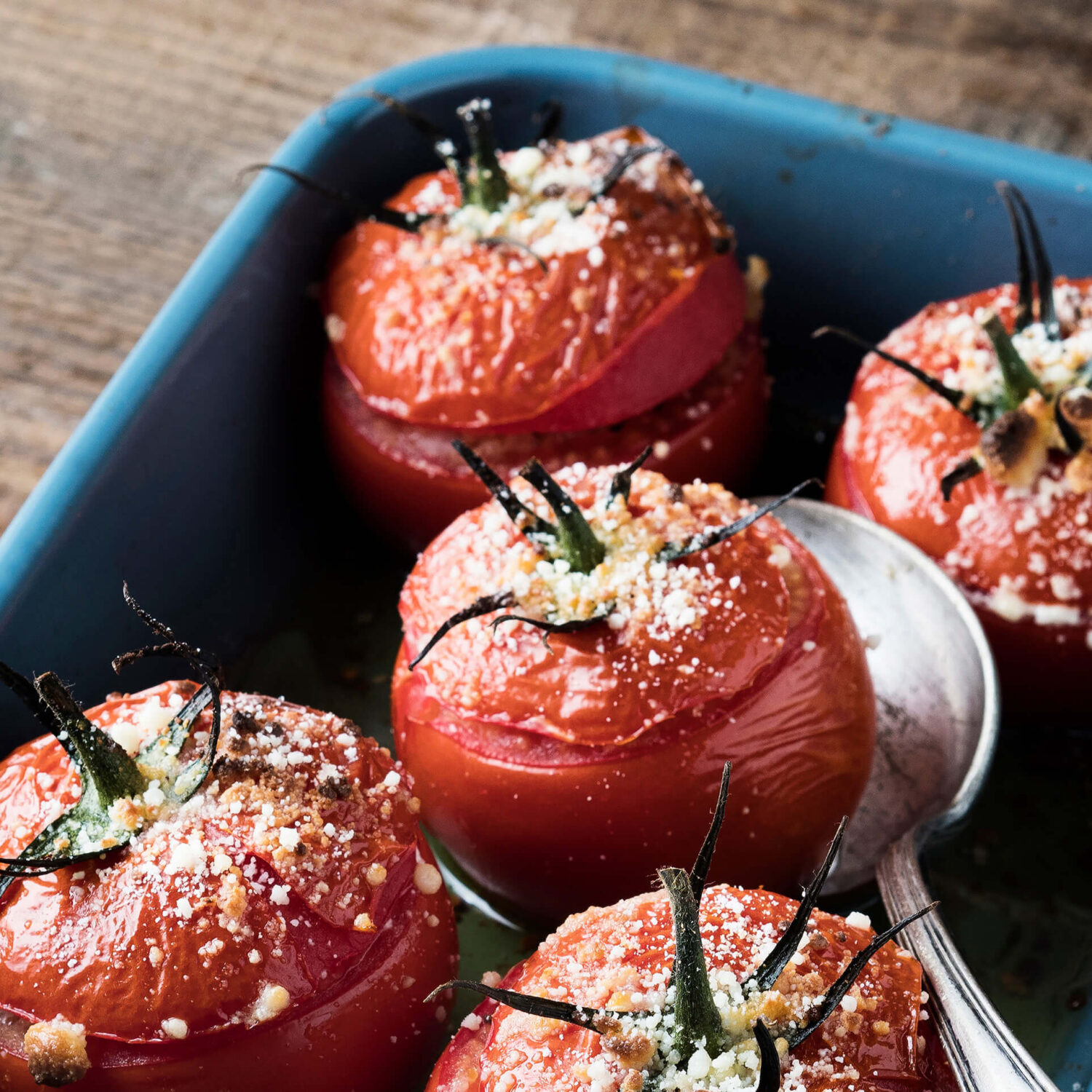 plat de tomates farcies et cuillère