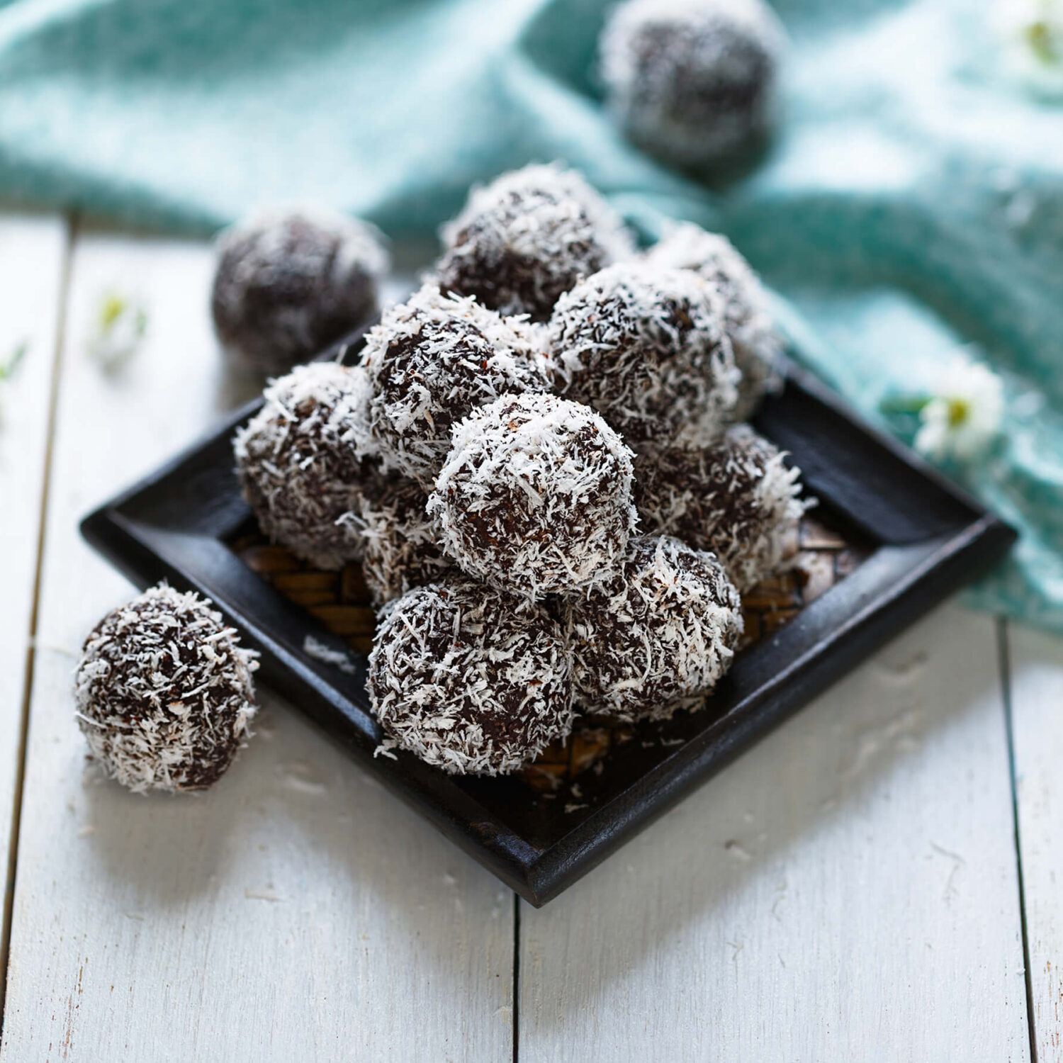 truffes aux dattes nappe bleu