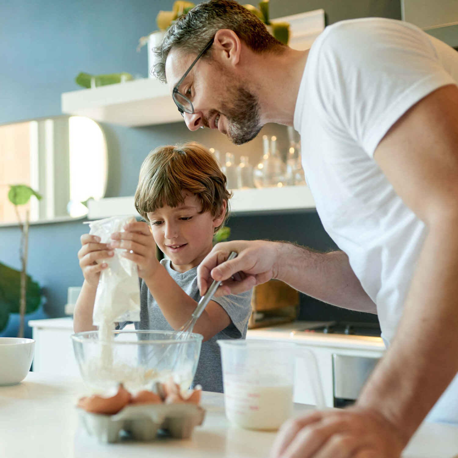 un-chez-soi-plus-fute-une-famille-en-sante père et fils qui cuisinent ensemble