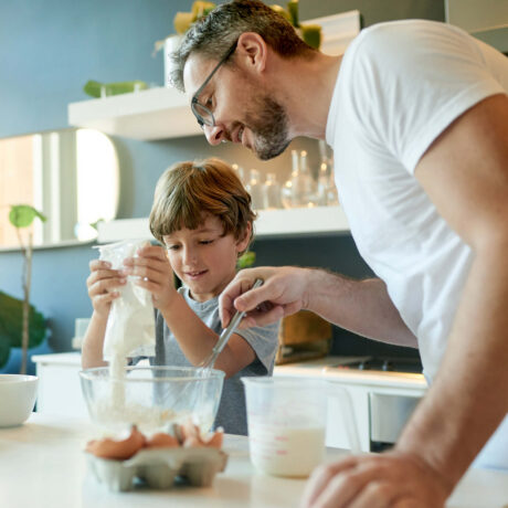 père et fils qui cuisinent ensemble