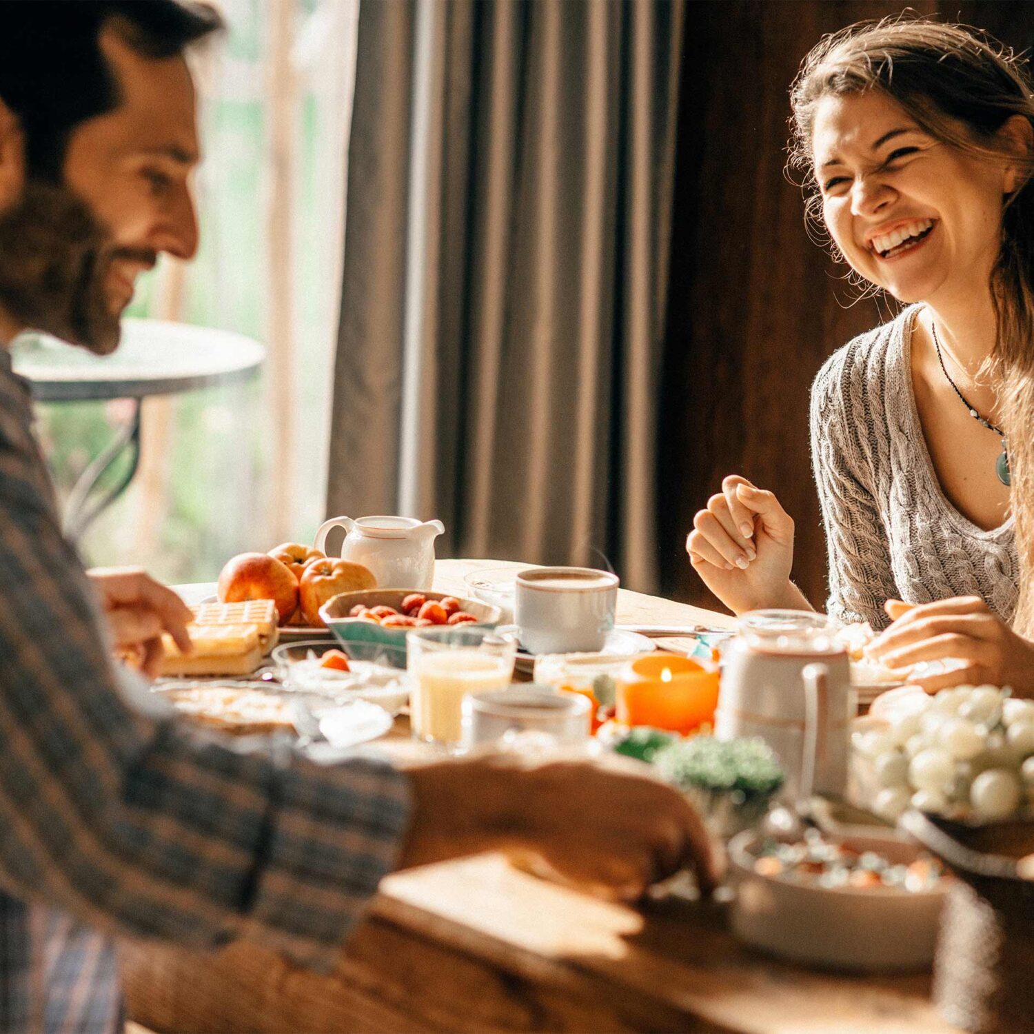 couple souriant au petit déjeuner