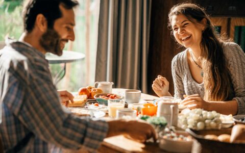 couple souriant au petit déjeuner