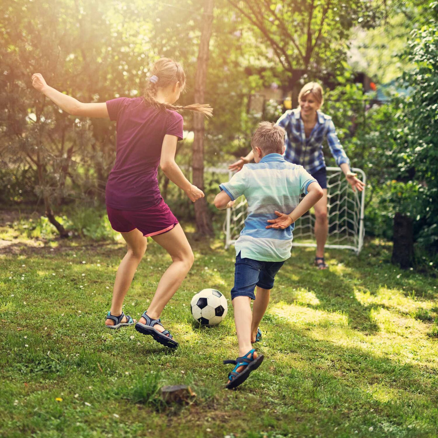 famille jouant au ballon