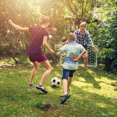 famille jouant au ballon