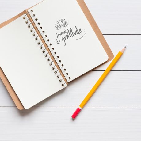 journal de gratitude et crayon