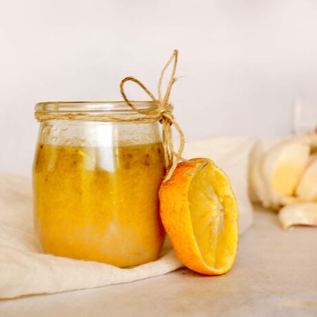 petit pot de vinaigrette grecque et tranche d'orange