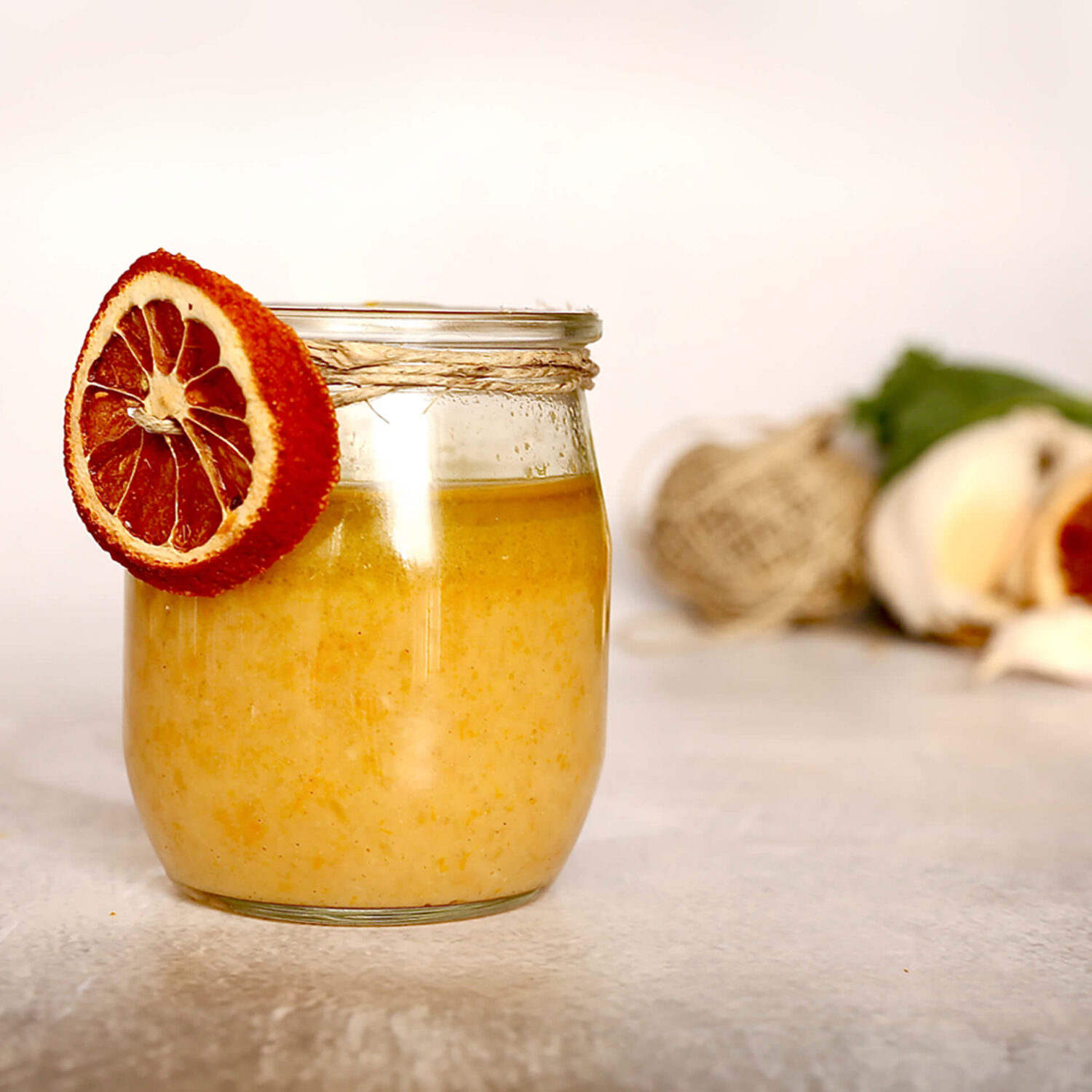 petit pot de vinaigrette et tranche d'orange