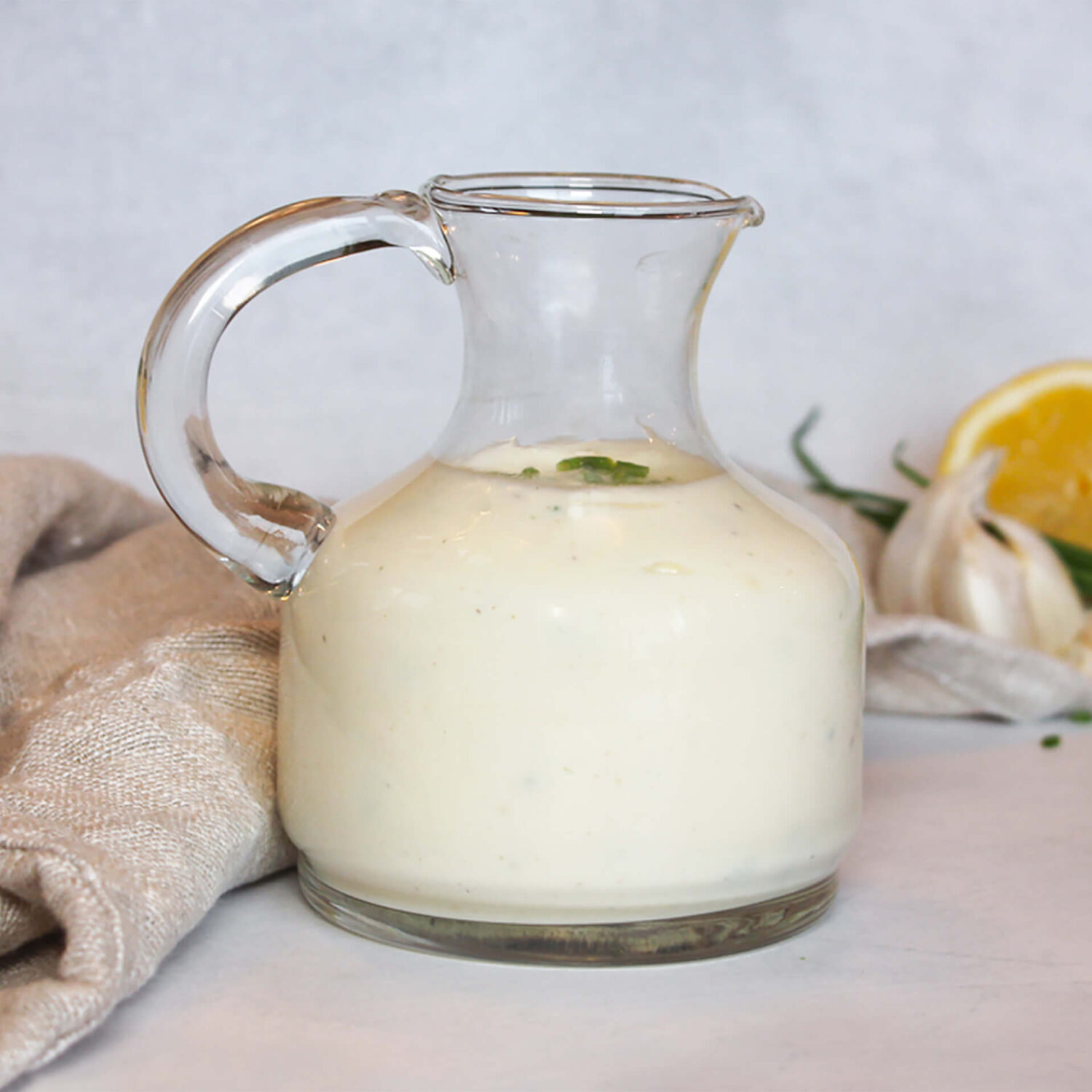 pot de vinaigrette ranch avec serviette de lin et citron