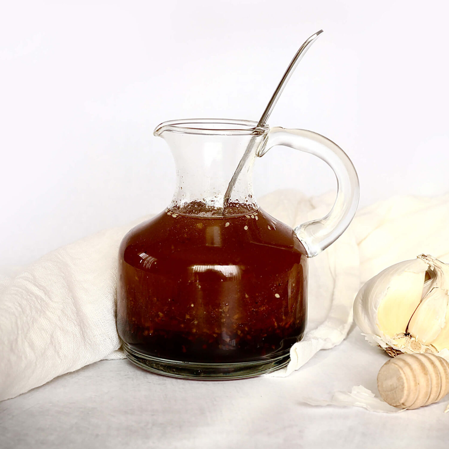 petit pot de vinaigrette thaie et gousse d'ail