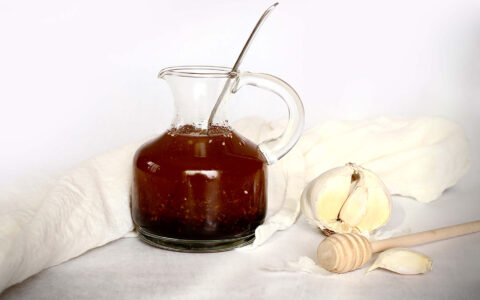 petit pot de vinaigrette thaie et gousse d'ail