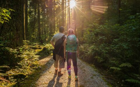 couple en randonnée dans la forêt