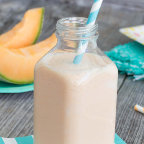 pot de yogourt à boire et tranche de cantaloup