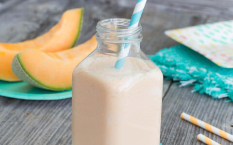 pot de yogourt à boire et tranche de cantaloup